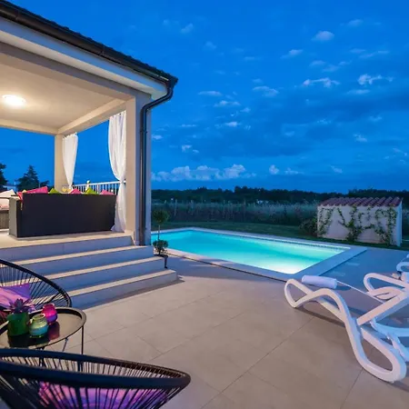 Dom wakacyjny Family House With Private Pool And Playground *