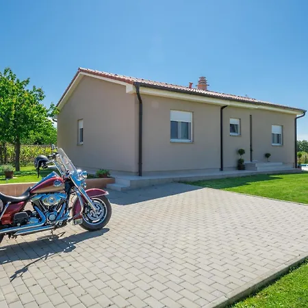 펜션 Family House With Private Pool And Playground *