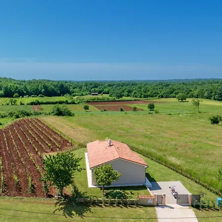 Family House With Private Pool And Playground 펜션 *