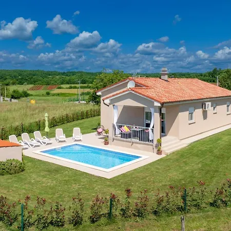 Family House With Private Pool And Playground 펜션 Barban