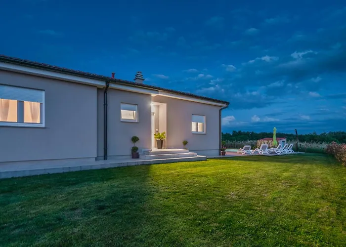 Family House With Private Pool And Playground 펜션 *