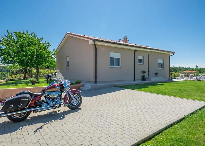 펜션 Family House With Private Pool And Playground *