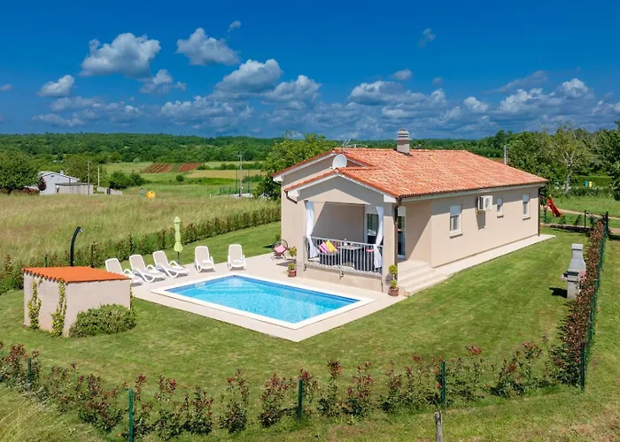 Family House With Private Pool And Playground 펜션 Barban