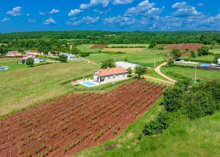 펜션 Family House With Private Pool And Playground Barban