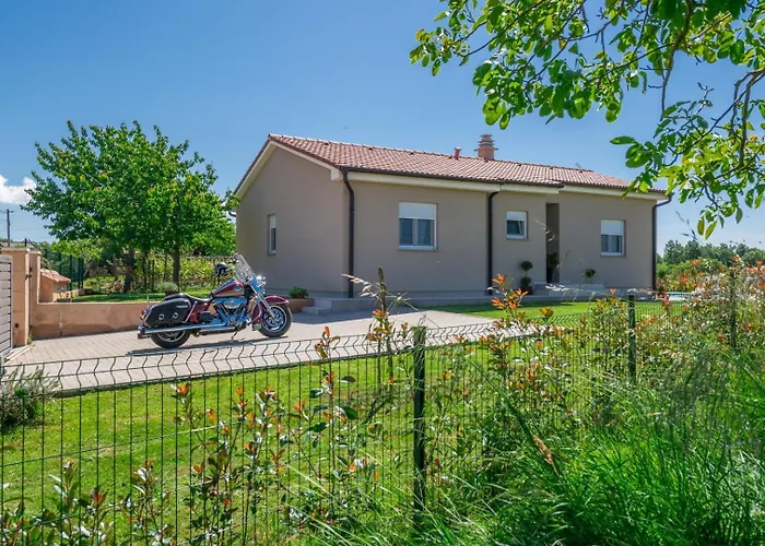 Family House With Private Pool And Playground 펜션 *