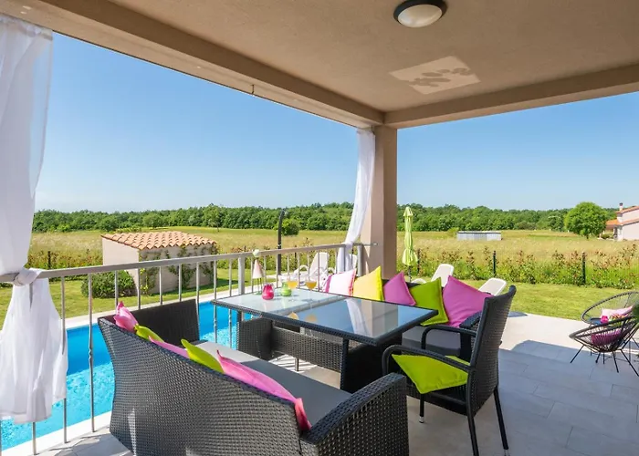 Family House With Private Pool And Playground 펜션 Barban