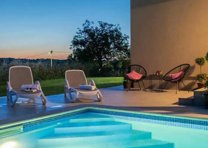 Family House With Private Pool And Playground 펜션 Barban