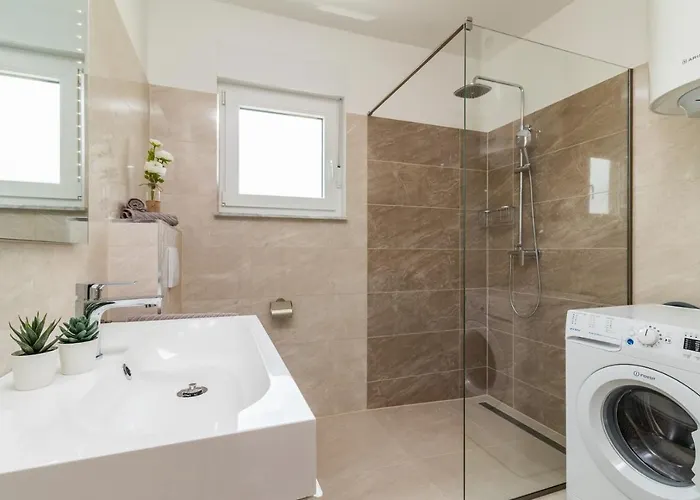 펜션 Family House With Private Pool And Playground Barban