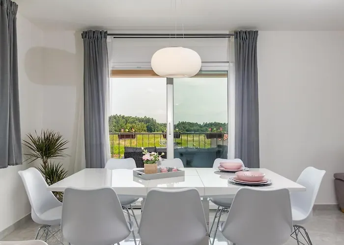 Family House With Private Pool And Playground 펜션