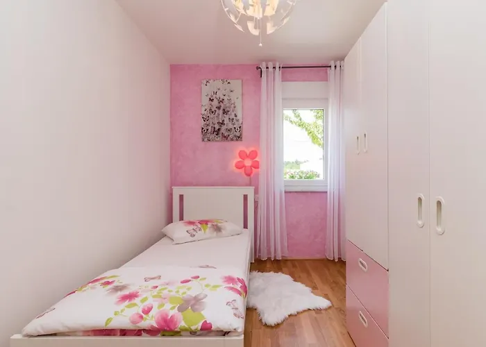 Family House With Private Pool And Playground 펜션 *