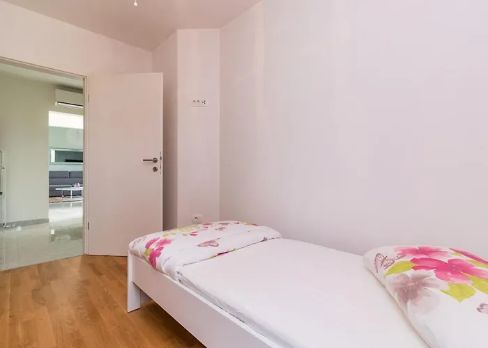 펜션 Family House With Private Pool And Playground Barban