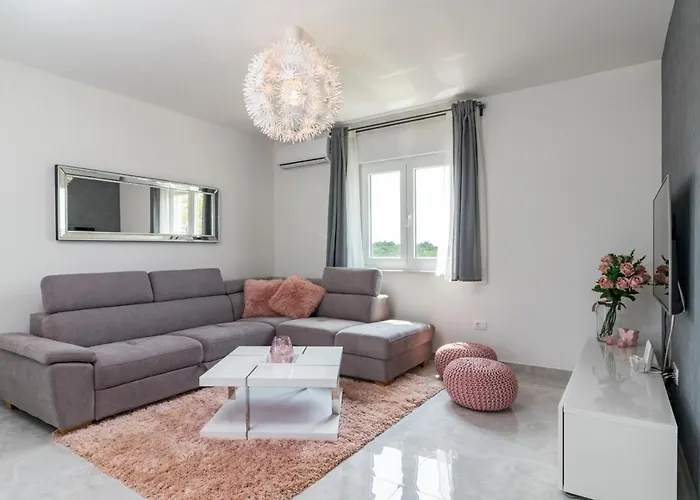 Family House With Private Pool And Playground Barban