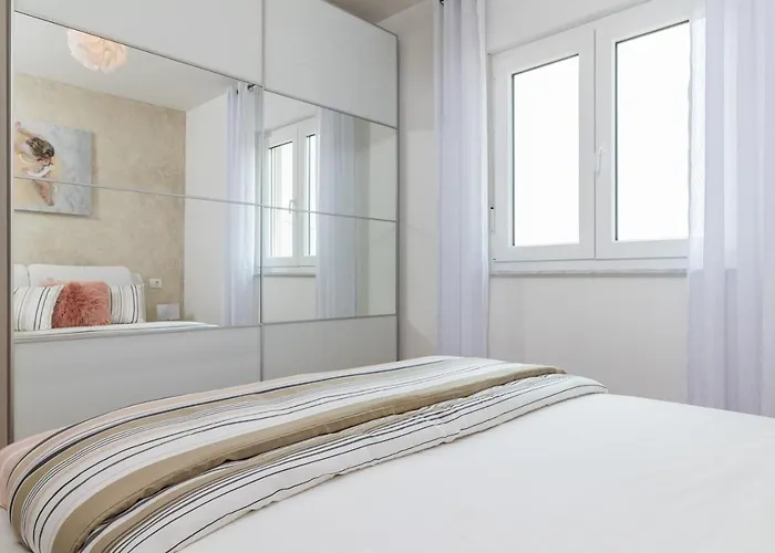 Family House With Private Pool And Playground 펜션 *