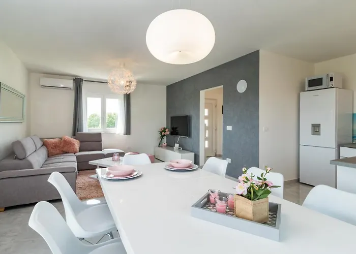 펜션 Family House With Private Pool And Playground *