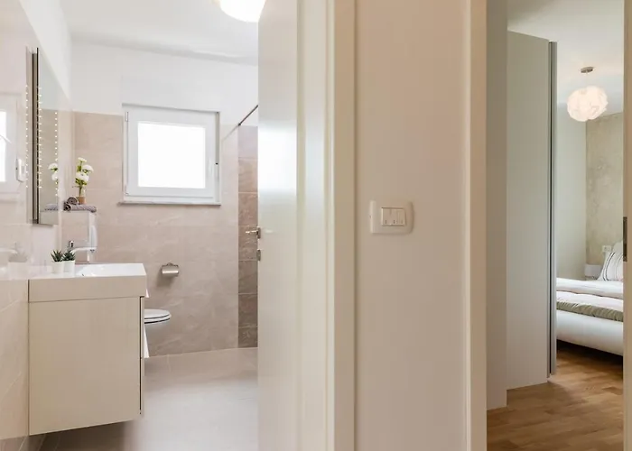 Family House With Private Pool And Playground 펜션 Barban